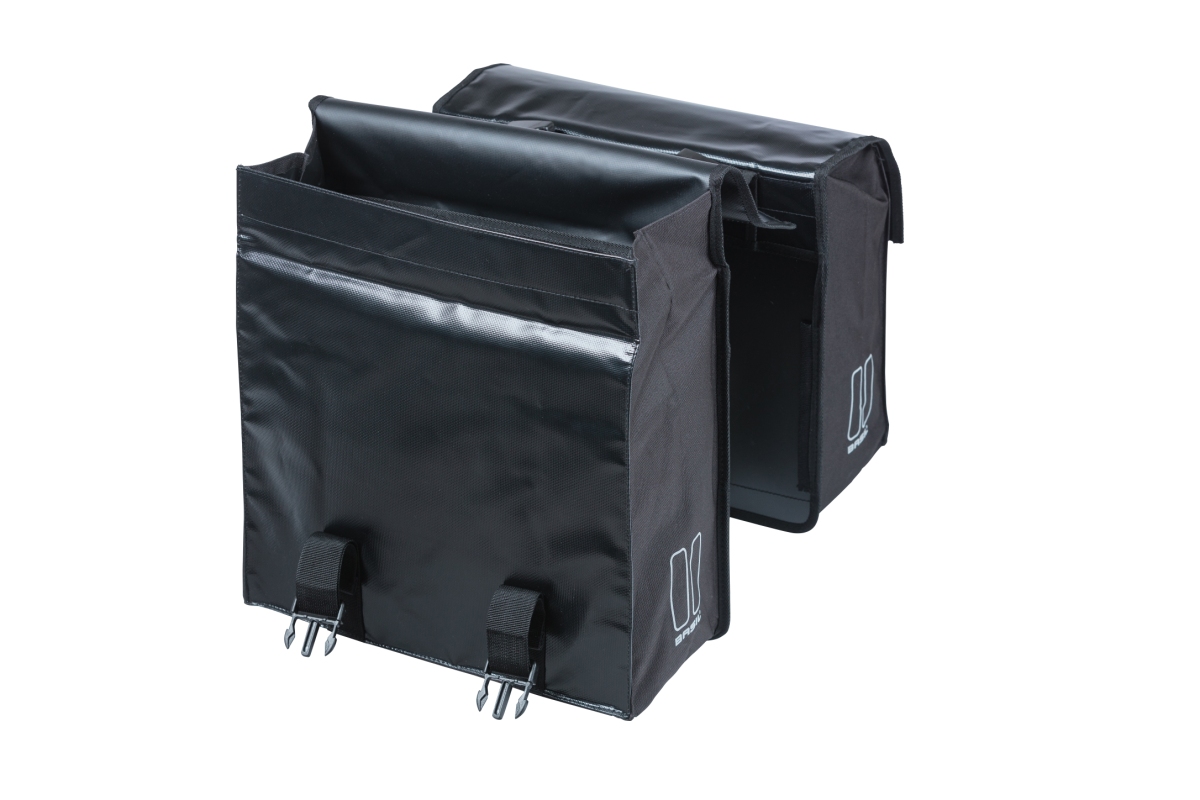 Taskesæt (sort) fra Basil model Urban Load MIK. Vol. 48-53 L, vandafvisende materiale (tarpaulin)  og volumen kan reguleres. MIK montering